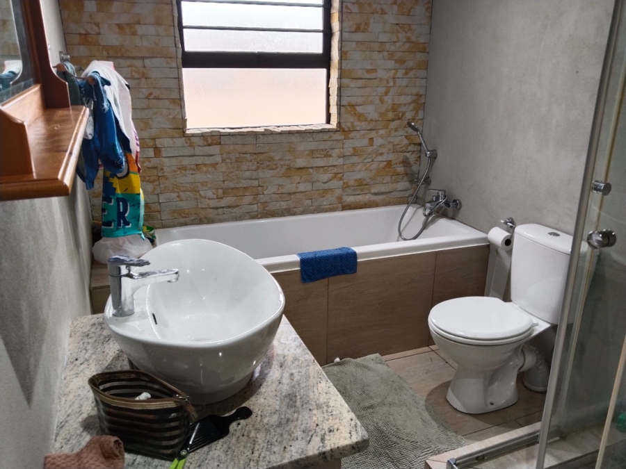 To Let 3 Bedroom Property for Rent in Hillside Free State